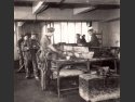 Więźniowie podczas pracy w warsztacie elektrycznym - Yad Vashem Photo Archive