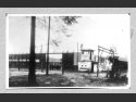 Obóz Judenlager po wojnie - widok na bramę obozową - zdjęcie z marca 1946